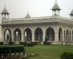 Rang Mahal in the fort was used for the consorts of emperor and their maid while Khas Mahal was the place where princesses and queens used to live. Em